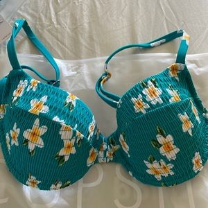 Cupshe bathing suit bra top. Turquoise, white and yellow flowers. NWT!